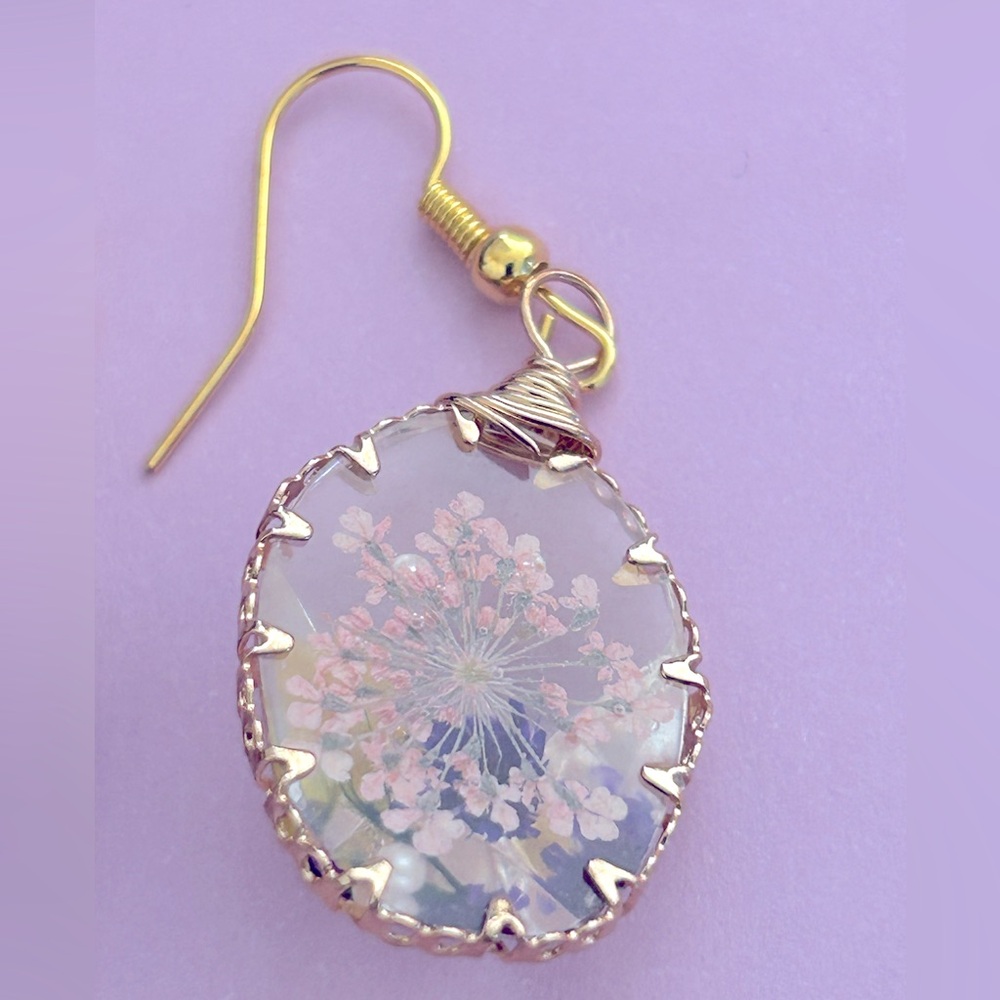 NWOT Earrings Dried Flowers purple pink, faceted pearls,Resin, 2” drop, Goldtone - Picture 7 of 8